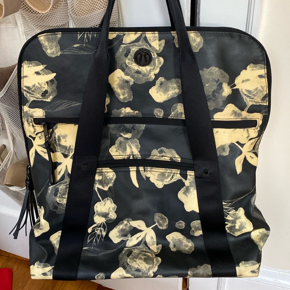 Lululemon Black cream floral Yoga Gym Beach shoulder tote Flowin' With My Omies